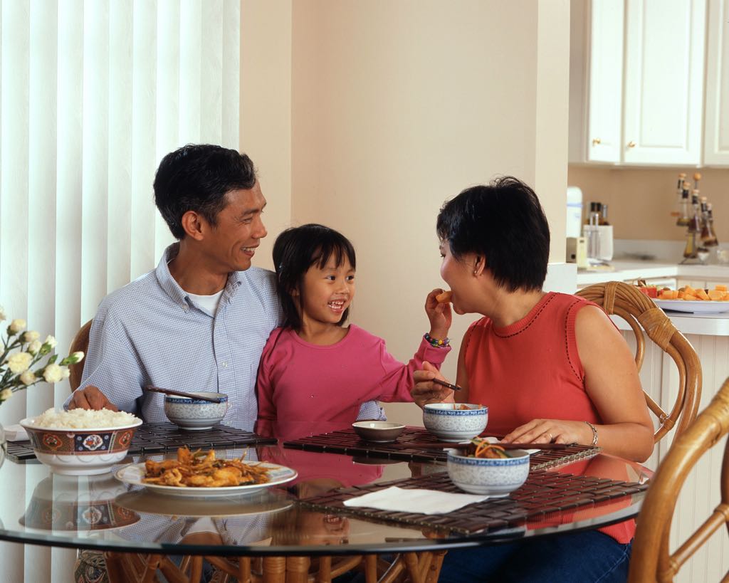 Der Esstisch ist das Zentrum jeder Familie. Foto: National-Cancer-Institute on Unsplash