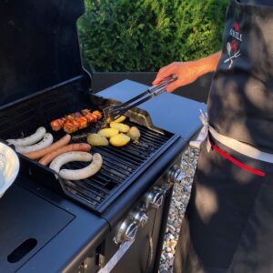 Da beim Grillen schon mal etwas daneben geht, ist eine Schürze das richtige Accessoire. Zum Beispiel die „Outdoor“ Schürze von Apelt, ca. 25 Euro. Foto: Apelt