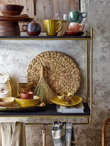 Hier kommt Farbe ins Spiel, denn die Keramikbecher sorgen dafür. Toll zum Natur-Look passen auch die grobe Wand, das Metallregal, die Korb- und Holzelemente. Alles von Bloomingville. Foto: Bloomingville