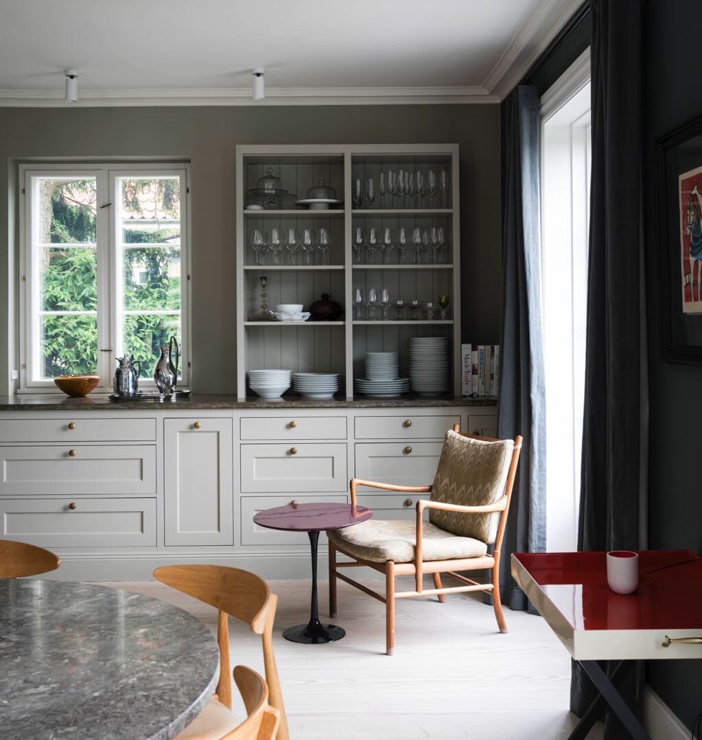 Kassetten-Fronten müssen nicht altmodisch sein. Das beweist die Landhausküche im dekorativen Beigegrau von Farrow & Ball. Foto: Jannik Martensen-Larsen