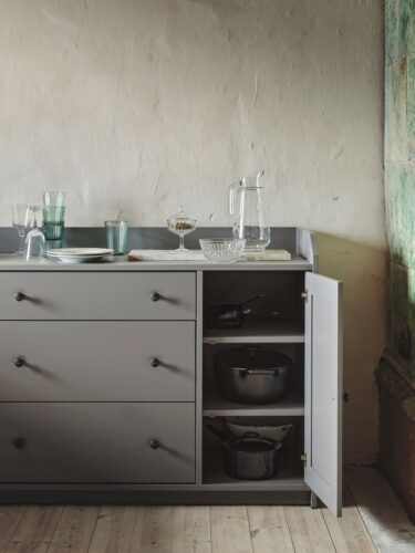 Die Serie „Hauga“ im zeitlosen Design von Ikea bietet reichlich Stauraum mit geschlossenen und offenen Aufbewahrungsmöglichkeiten. Super schön zum Country-Ambiente passt die grob geputzte Wand. Foto: Inter IKEA Systems B.V.
