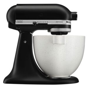 Die gesprenkelte Keramikschüssel lockert die Optik der Küchenmaschine von KitchenAid richtig auf. Sie fasst 4,8 Liter. Foto: KitchenAid