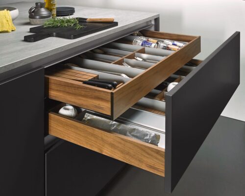 Schubladen mit einer durchdachten Aufteilung sorgen für Ordnung. Foto: Villeroy & Boch