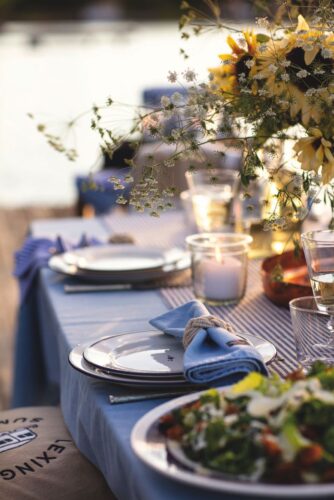 Bei einem gemütlichen Grillfest mit Freunden oder der Familie ist ein schön gedeckter Tisch ein toller Hingucker. Hübsche Tischwäsche und robustes Geschirr im Landhausstil gibt es zum Beispiel von Lexington. Foto: Lexington