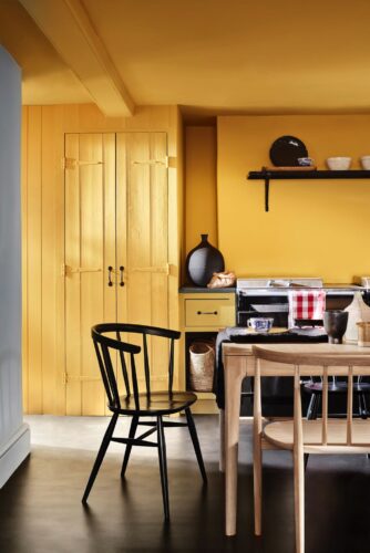 Der wunderschöne Farbton „Giallo 337“ ist vom Farbenprofi Little Greene. Mit hellem Holz und schwarzen Akzenten eine tolle Komposition. Foto: Little Green