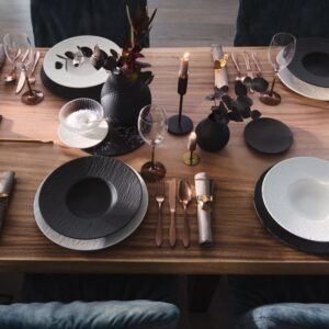 Es muss ja nicht immer eine komplett ausgestattete Küche in den beiden Tönen sein. Das Geschirr „Mix & Match“ von Villeroy & Boch ist sehr flexibel und super zu dekorieren. Besonders schmeichelhaft zu Holz und Kupfer. Foto: Villeroy & Boch
