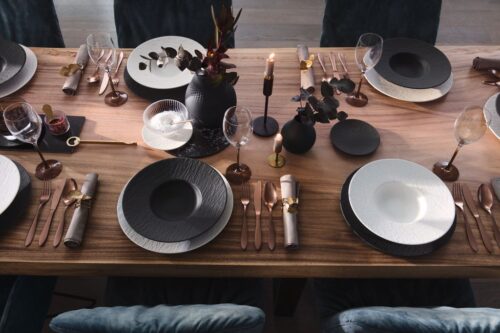 Es muss ja nicht immer eine komplett ausgestattete Küche in den beiden Tönen sein. Das Geschirr „Mix & Match“ von Villeroy & Boch ist sehr flexibel und super zu dekorieren. Besonders schmeichelhaft zu Holz und Kupfer. Foto: Villeroy & Boch