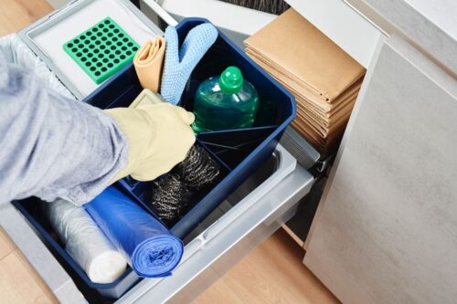 Eine Box mit Putzutensilien lässt sich gut im Schrank verstecken. Foto: Naber