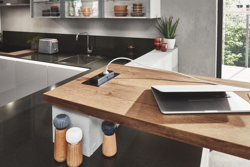 Die Küchenmöbel von Nobilia sind an der richtigen Stelle mit Strom ausgestattet, was für das Home-Office besonders hilfreich ist. Foto: Nobilia