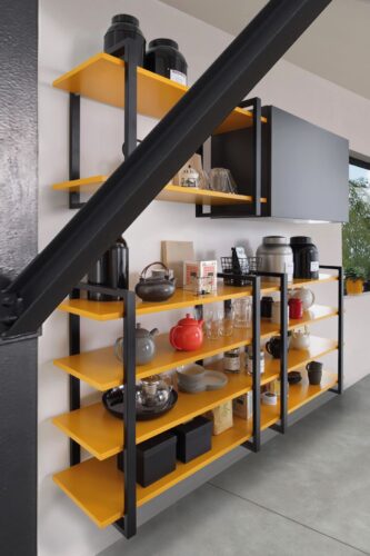 Schwarz und Gelb verleihen Charme und unterstreichen den Loft Charakter. Aus der Kollektion „Loft Madras“ von Schmidt. Foto: Schmidt Küchen