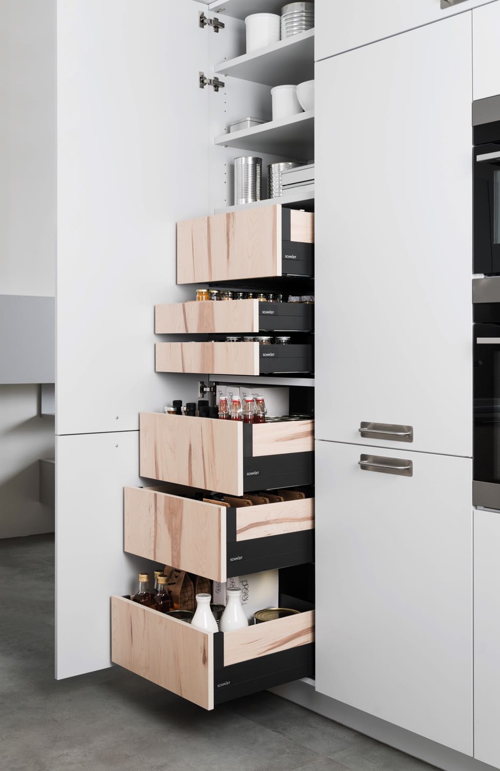 In einem Apothekerschrank hat man alles übersichtlich im Blick. Serie „Arcos“ von Schmidt Küchen. Foto: Schmidt Küchen