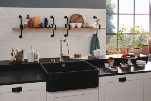 Weiß fällt in dieser Küche auf. Doch die schwarzen Elemente, wie der Spülstein in „Ebony“, sind ein Hingucker. Foto: Villeroy & Boch