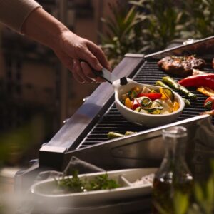 Beim Grillen darf das ideale Zubehör nicht fehlen. Die „BBQ Passion Grillpfännchen mit Griff“ sind äußerst praktisch. Zu kaufen gibt es sie im 2er-Set von Villeroy & Boch, ca. 30 Euro. So wandert das Grillgut in dekorativer Schale gleich vom Grill auf den Tisch. Foto: Villeroy & Boch