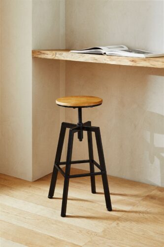 Wenn der Platz in der Küche knapp ist, bietet sich eine Lücke an, um ein stabiles Brett aufzuhängen. Auch so lässt sich das Büro in die Küche einbeziehen. Foto: Zara