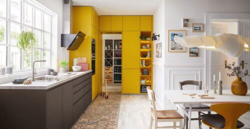 Gelb und Braun als Color Blocking – schön dazu sind die Details, die den Look noch lebendiger machen. Fronten „Alea Matt“ von Schüller. Foto: Schüller
