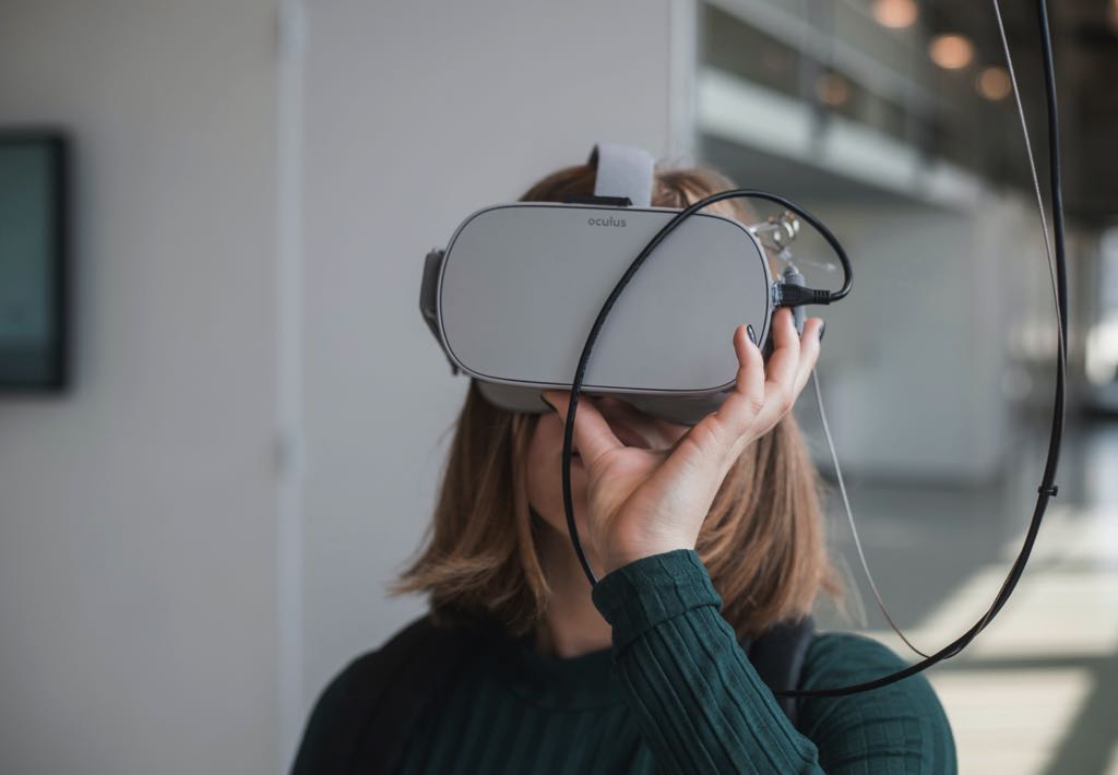 VR-Brillen können bei der Küchenplanung gute Dienste leisten. Foto: Maxim Hopman on Unsplash