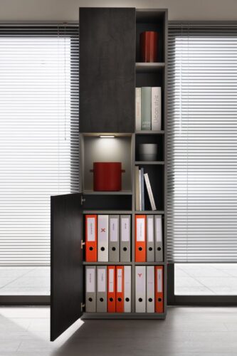 Hier kann eine Menge an Büromaterial untergebracht werden: Küchenmöbel aus der Linie „Arcos Cloud Black“ von Schmidt Küchen. Foto: Schmidt Küchen