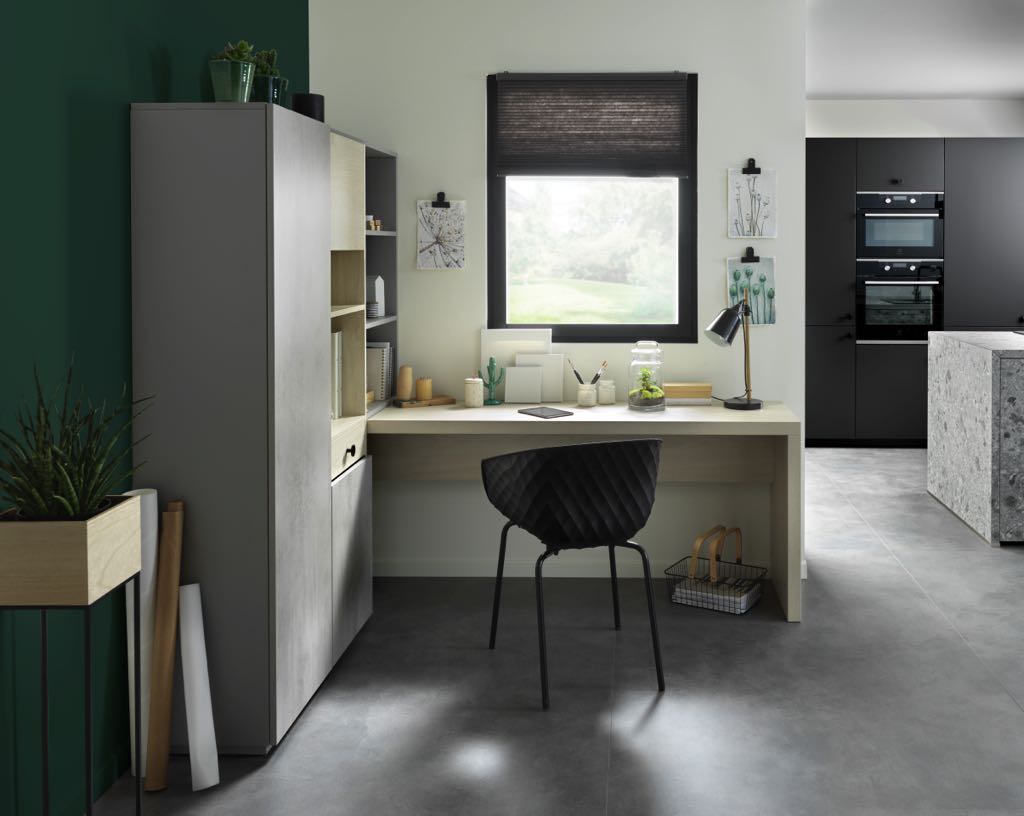 aufzustellen. Ausgestattet ist der Arbeitsbereich mit Möbeln aus der Serie „Arcos Marvel Slow Wood“ von Schmidt Küchen. Foto: Schmidt Küchen