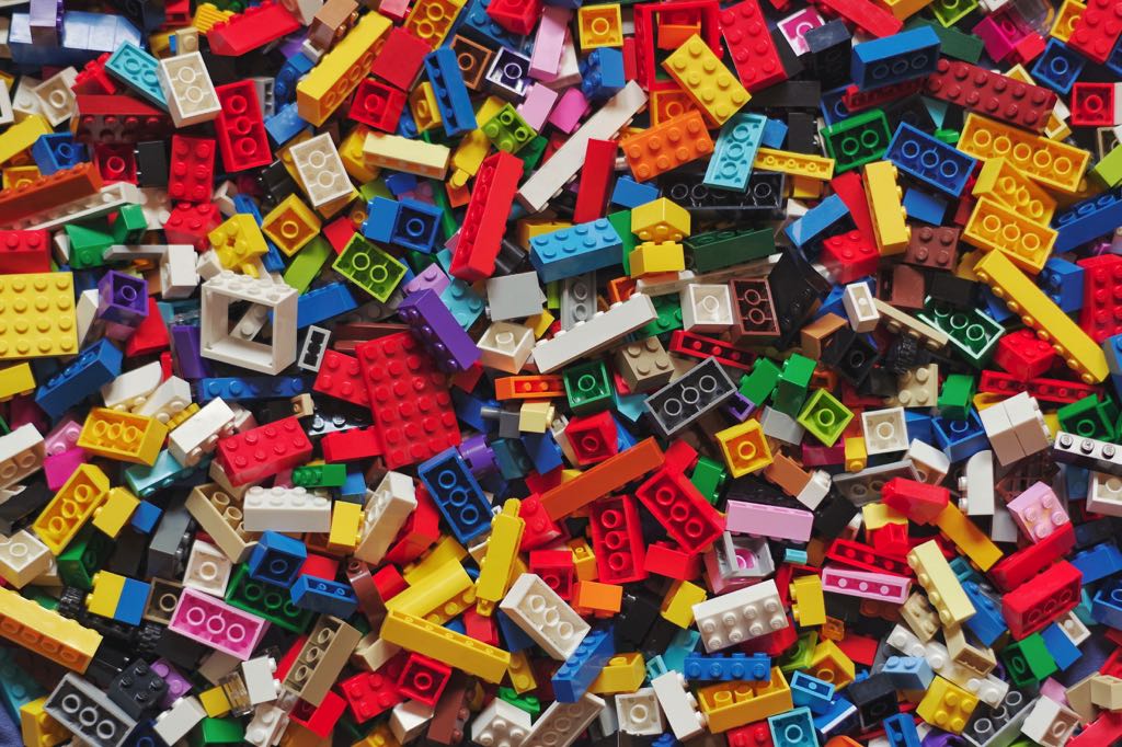 Legosteine beispielsweise eignen sich perfekt zur Reinigung im Geschirrspüler oder auch in der Waschmaschine. Bitte unbedingt in ein Wäschesäckchen geben. Foto: Xavi Cabera by unsplash 