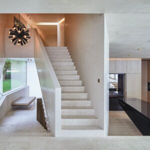 Durch breite Treppen, große Freiflächen und offene Räume scheinen die drei Ebenen miteinander zu verschmelzen. Foto: Marco Sieber