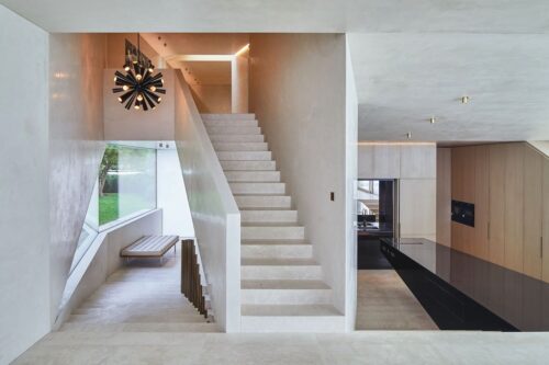 Durch breite Treppen, große Freiflächen und offene Räume scheinen die drei Ebenen miteinander zu verschmelzen. Foto: Marco Sieber