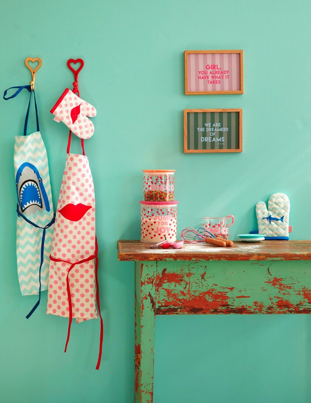 Mit diesen knalligen Farben und Accessoires peppen Sie jede Küche auf. Foto: Rice