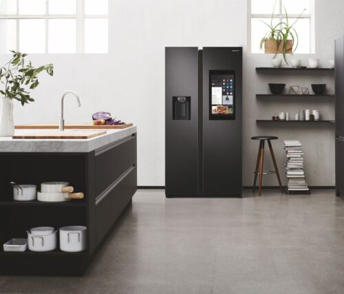 Dieser stylische Side-by-Side Kühlschrank verfügt über einen praktischen Wasser- und Eisspender sowie ein großes interaktives Display. Foto: Samsung
