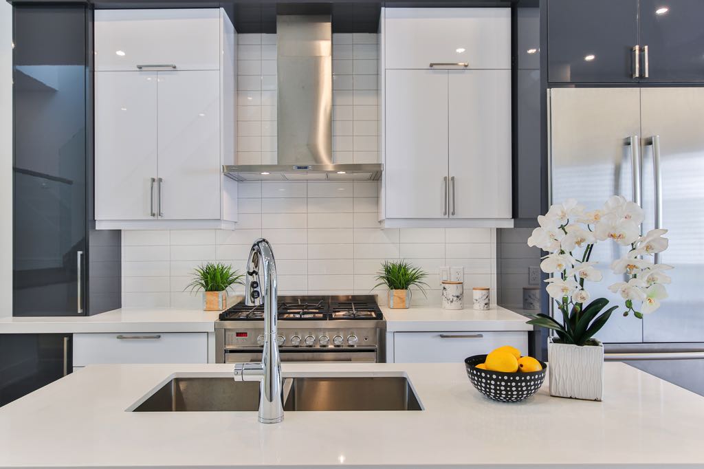 In einer sauberen, glänzenden Küche lässt es sich besonders gut arbeiten. Foto: Sidekix Media by Unsplash