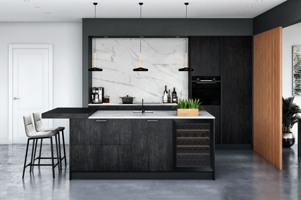 Bei der dunklen Küche von Rotpunkt ist die Marmor-Rückwand ein idealer Kontrast. Sie betont zusätzlich den modernen Charakter des Raumes.