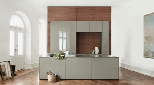 Bei der bayrischen Firma bulthaup schmückt der Name ganz dezent die Küche. Der Hersteller setzt auf puristischen, modernen Luxus, ganz ohne Schnörkel. Jede Küche sieht so reduziert wie möglich aus, trotzdem bietet sie Technik und Design für höchste Ansprüche. Die Fronten sind meist mattglänzend