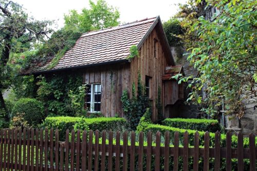 Wer träumt nicht von so einem Platz der Stille? Und mit einer Küche wird er noch viel komfortabler. Foto: avantrend by Pixabay