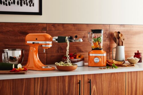 Die Kitchen Aid Farbe des Jahres heißt „Honey“. Der warme Orangeton schmeichelt der Küche und macht Lust auf Gemütlichkeit. „Artisan“ Standmixer (ca. 329 Euro) und Küchenmaschine (ca. 699 Euro).