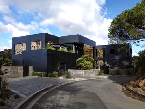 Das moderne Wohnhaus besticht mit einem geometrisch klarem Grundriss und einer spektakulären Fassade. Foto: Bruno Helbling 