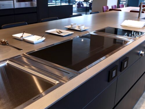 Der Teppanyaki, die Muldenlüfter und das großzügige Induktionskochfeld sind von Gaggenau. Foto: Bruno Helbling