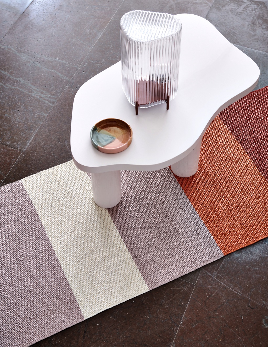 Der gestreifte Teppich “Kim” von Pappelina strahlt in tollen Farben. Er ist aus Kunststoff aufwändig gewebt und gut für die Küche geeignet.
