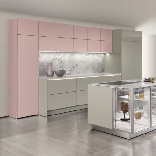 Bei SieMatic gibt es alles von schick über klassisch und traditionell bis hin zu modern. Die Produktpalette ist wirklich breit und auch die angesagte Landhausküche ist hier zu finden. Die Marke war eine der ersten, die grifflose Küchen angeboten haben. Eine heutige Besonderheit ist die umlaufende, beleuchtete Griffleiste. Häufig wird bei SieMatic mit freistehenden Arbeitsblöcken geplant. Typische Materialien sind Marmor und Glas. Die Vielfalt der Farben ist super. Genauso kann man eine schöne Küche für den kleineren Geldbeutel erwerben, allerdings muss man dann auf Marmor oder Designarmaturen verzichten.