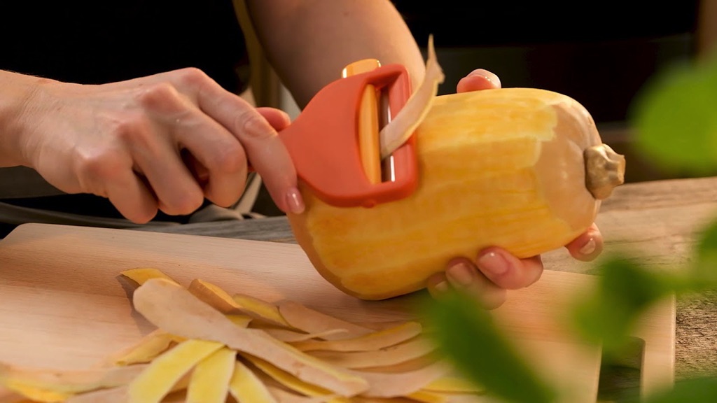 Damit die Vorbereitung trotz der harten Schale gelingt, hat Tescoma den Kürbisschäler „Presto Expert“ entwickelt. Er ist aus robustem Kunststoff und die Klinge aus rostfreiem Edelstahl, ca. 9 Euro. | KÜCHEN JOURNAL Damit die Vorbereitung trotz der harten Schale gelingt, hat Tescoma den Kürbisschäler „Presto Expert“ entwickelt. Er ist aus robustem Kunststoff und die Klinge aus rostfreiem Edelstahl, ca. 9 Euro.
