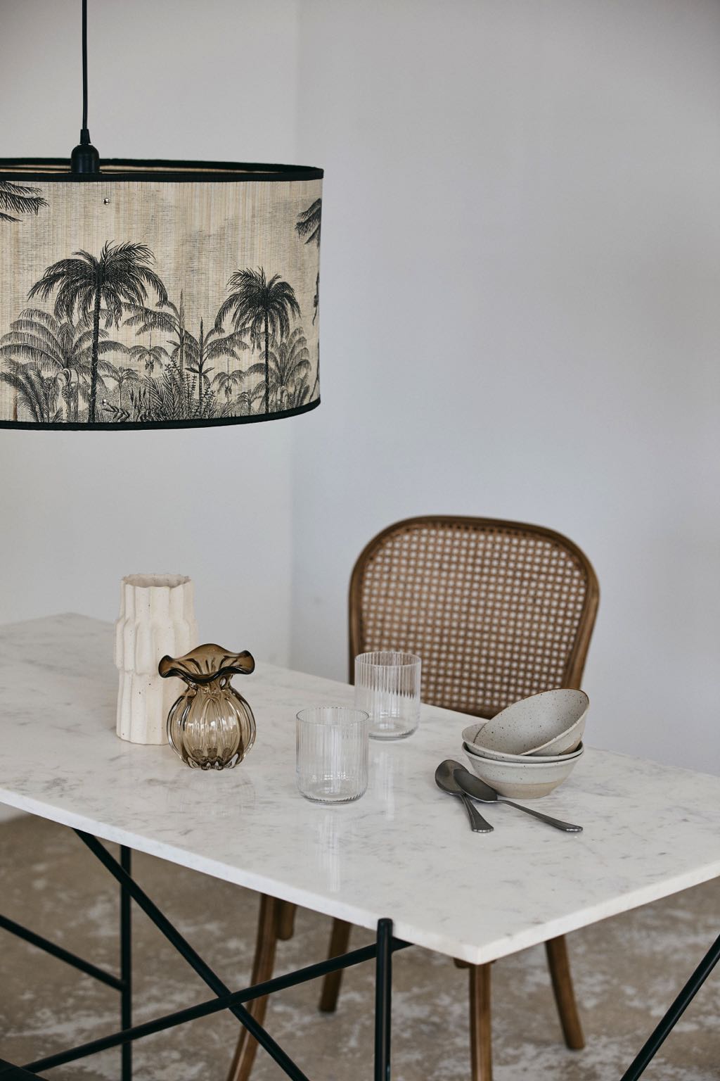 Mit der richtigen Deko wird der Tisch zum einladenden Kommunikationsmittelpunkt. Die stylische Hängeleuchte mit Dschungelmotiv ist aus bedrucktem Bambus. Von Nordal, erhältlich über Car Möbel, ca. 87 Euro.