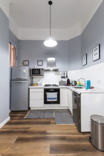 Wenn der Raum für die Küche klein ist, sollten sie helle Küchenmöbel und Farben bevorzugen. Foto: Fred Kleber on Unsplash