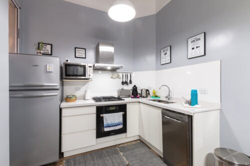 Wenn der Raum für die Küche klein ist, sollten sie helle Küchenmöbel und Farben bevorzugen. Foto: Fred Kleber on Unsplash