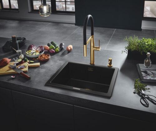 Das warme Gold verleiht dem matten Schwarz einen ganz edlen Charakter. So wird die Armatur „Concetto Professional“ aus der „Colors Kollektion“ von Grohe zu einem ästhetischen Hingucker in der Küche. Praktisch ist die herausziehbare Spülbrause, die sogar für eine Doppelspüle geeignet ist.