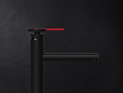 Einen richtig mechanischen Charakter hat die Optik der Armatur aus der Kollektion „Officine Gessi V“. Dazu passen die rohe Oberfläche und die Farbgebung in Rot und Schwarz. Auffällig ist außerdem die sehr minimalistische Form.