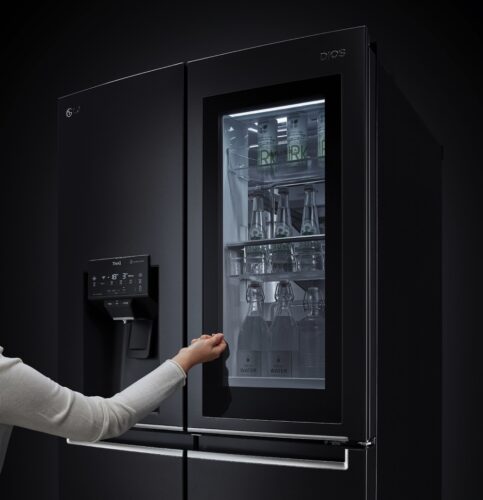 Das Glas des LG InstaView Door-in-Door™ wird nur beim Anklopfen transparent, sodass Sie sich problemlos einen Überblick über Ihre Lebensmittel verschaffen können, ohne zuvor die Tür öffnen zu müssen. Das spart Energie!  