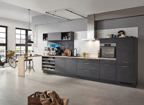 Nette Sprüche betonen bei dieser Küche die Kaffee-Ecke. So hat man eine dekorative Optik und noch dazu eine Unterteilung der Funktionsbereiche. Erhältlich über Küche & Co.