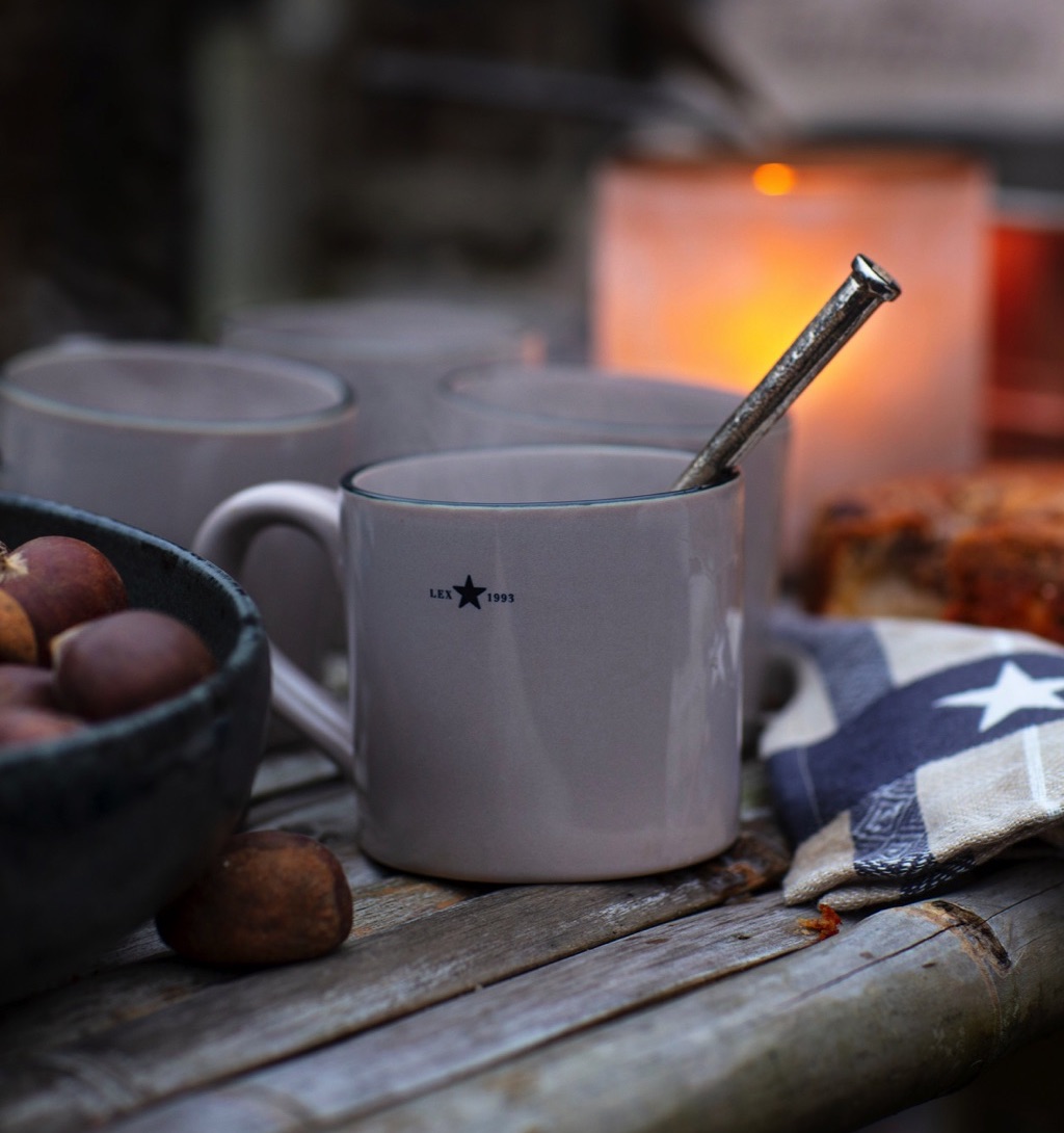 Zu einem wärmenden Tee passt eine dekorative Tasse. Der schlichte Keramikbecher eignet sich natürlich auch für Kaffee und Kakao. Von Lexington.