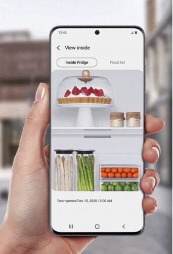 Dank der drei Innenraum-Kameras können Sie zu jeder Zeit in das Innere des Samsung Family Hub™ sehen und wissen dadurch immer, was noch da ist. Die Bilder lassen sich einfach über die Smart Home App* auf Ihrem Smartphone oder Tablet aufrufen.