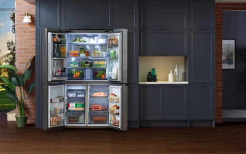Diese smarte Kühl-/Gefrierkombination Family Hub™ von Samsung sorgt für länger knackiges Gemüse und überzeugt mit tollen Funktionen sowie einem Display welches beim Einkaufen, Kochen und anderem unterstützt.