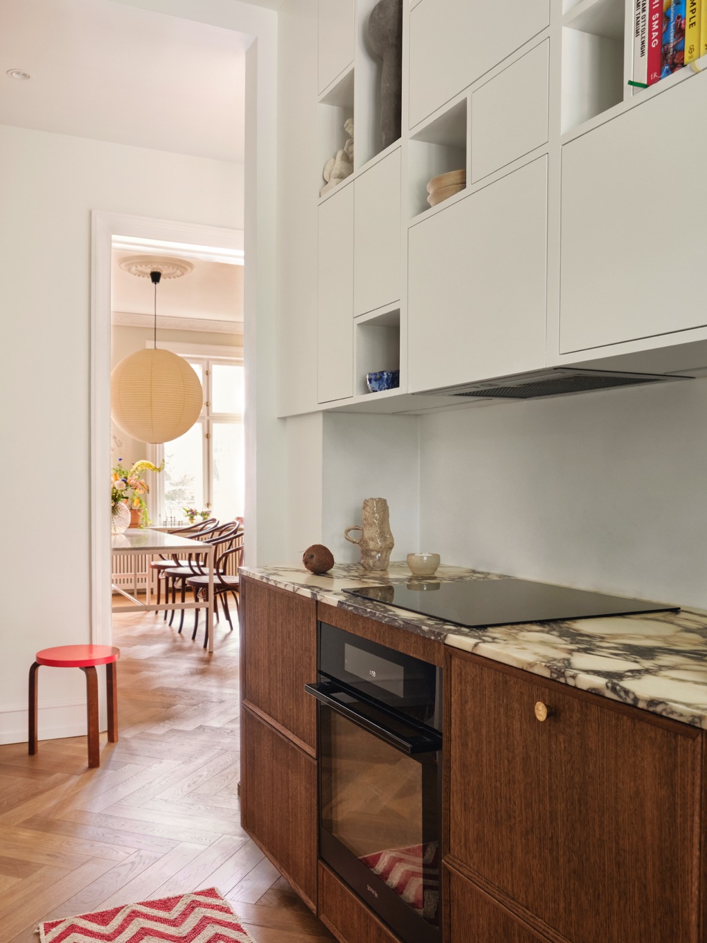 Das Design FRAME von Reform Küchen ist in drei Ausführungen erhältlich – wie hier zu sehen in dunkel geölter Eiche, einem sanften Off-White und einem vitalen, frischen Hellblau.
