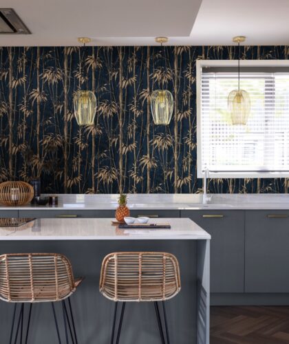Der Stil "Urban Jungle" von Rasch Tapeten funktioniert auch in der Küche und lässt sich mit schimmernden Gold-Akzenten edel kombinieren.