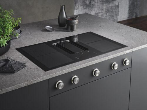 Die neue berbel Downline Infinity präsentiert sich mit einem extra großen Induktionskochfeld, intuitiver Bedienung sowohl über eine beleuchtete Touchbedienung mit Slide-Funktion als auch über elegante Drehknebel und einem Dunstabzug, der Maßstäbe setzt.